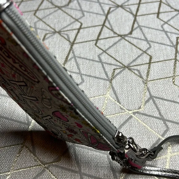 COACH Graffiti Wristlet w/Pink Hangtag - Picture 5 of 7
